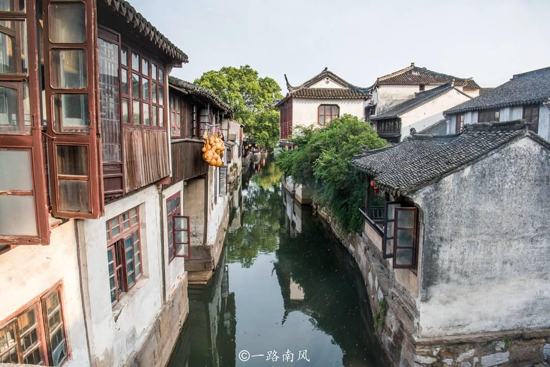 跳动的圆球
