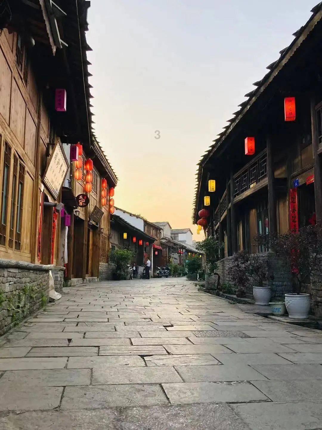 逃离残破的机舱